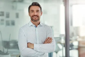 3 Forex ve Borsa Arasındaki Farklar - Hangisi Daha Karlı? happy business man portrait office us corporate career financial consultant smile person ambition investment 349805237 Forex ve Borsa Arasındaki Farklar - Hangisi Daha Karlı? Borsa mı forex mi, hangisi sana uygun?